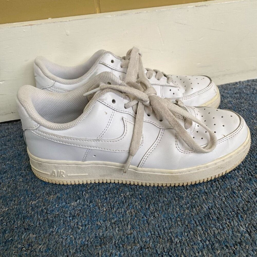 Nike women 7 Air Force one classic tie up sneakers white
